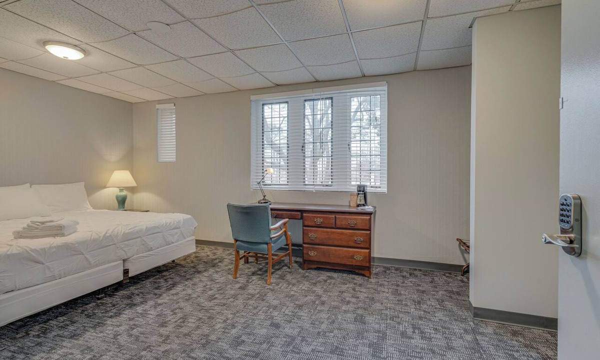 Music Row Hotel | Historic Dorm Room in Music Row!