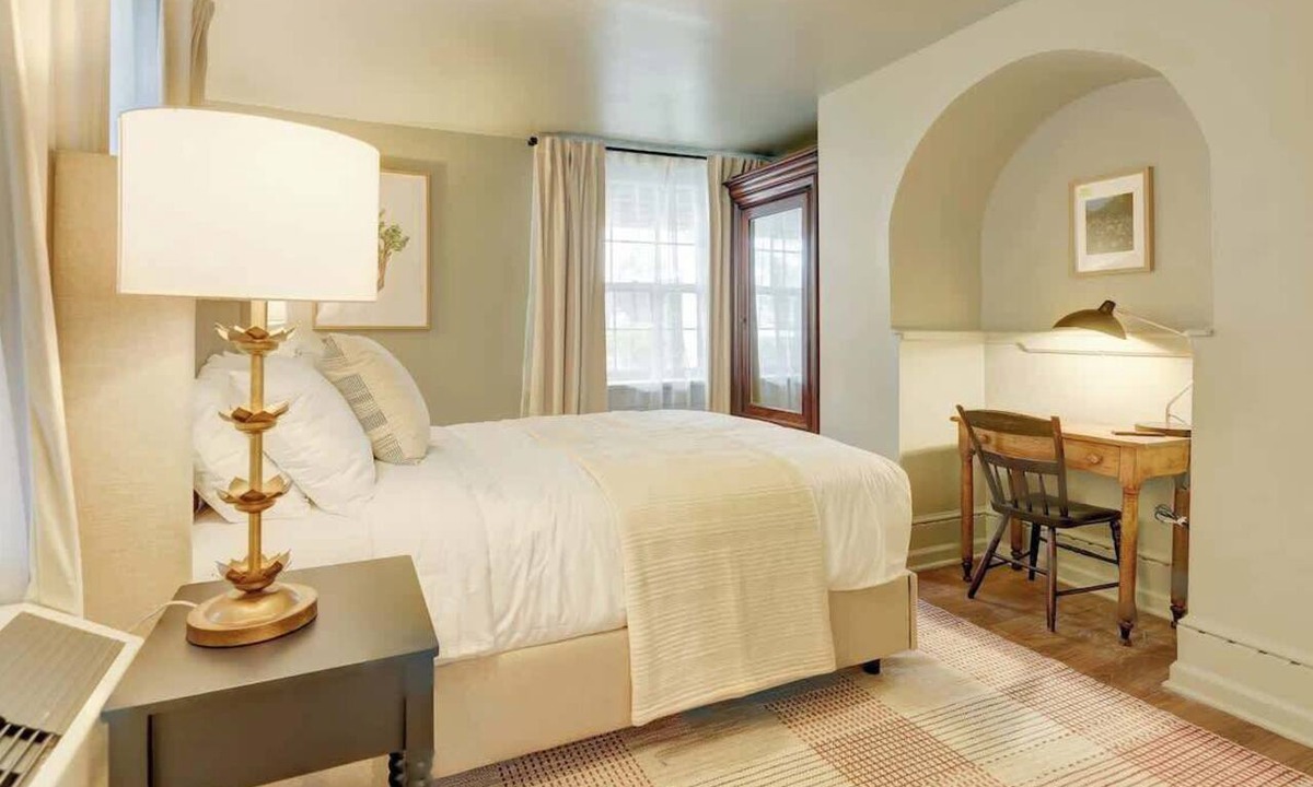 North Downtown Hotel | Historic Downtown Boutique Hotel with Queen Bed
