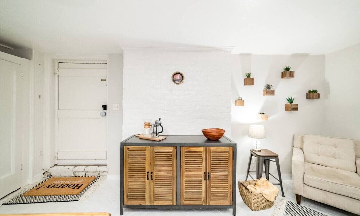 Diamond Hill Apartment | Historic Downtown Lynchburg Apartment, Walk To Shops and Dining