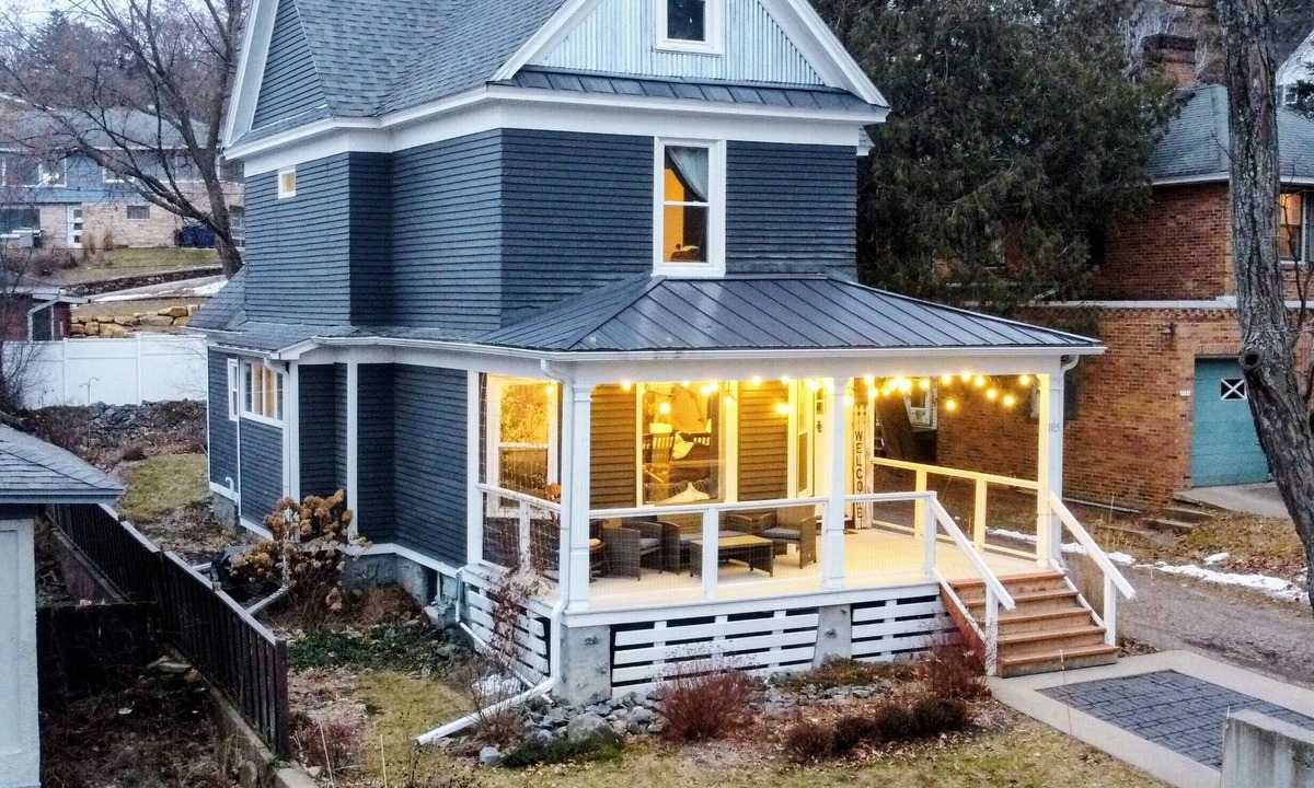 Wausau House | Historic Home w/Large Kitchen-Comfy Beds-Laundry