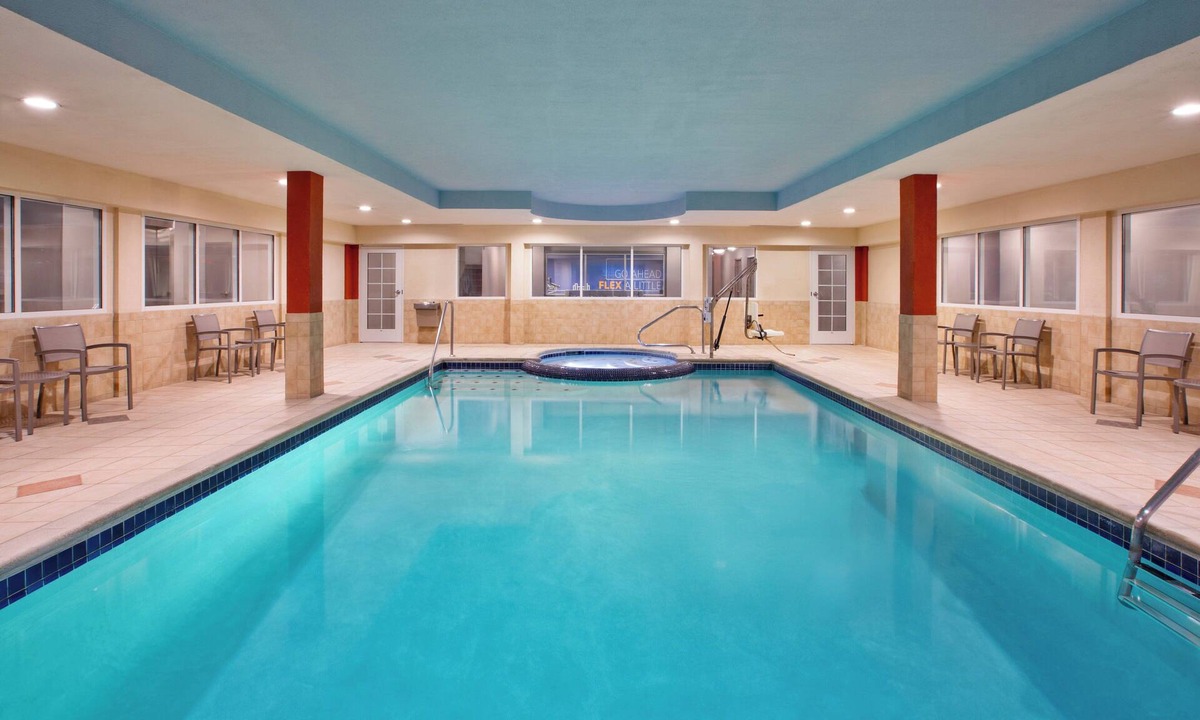 Alpine Center Hotel | Holiday Inn Express Hotel & Suites Grand Rapids-North by IHG