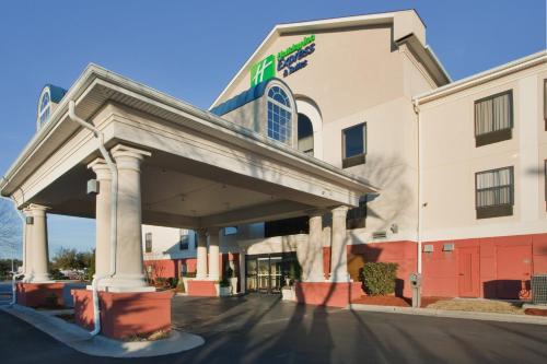 Laurinburg Hotel | Holiday Inn Express Hotel & Suites Laurinburg by IHG