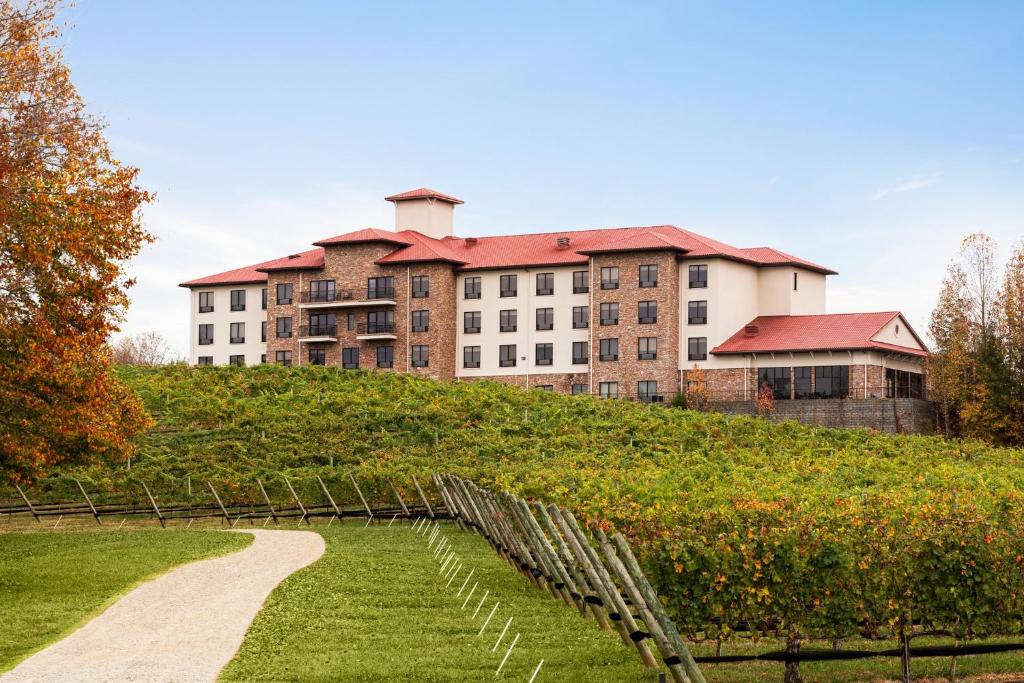Lexington Hotel | Holiday Inn Express & Suites Lexington North West-The Vineyard by IHG