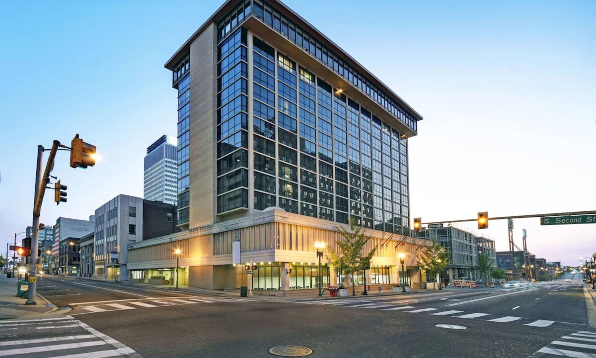 Downtown Memphis Hotel | Holiday Inn King Suite w/Gym close to Action