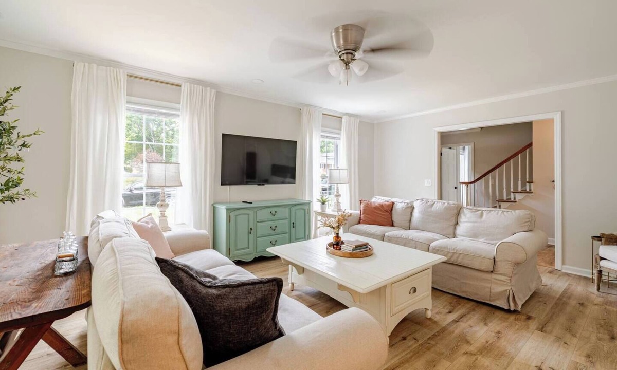 Greensboro House | Home 3,000SFT 6BR-7-11 Beds 4BA PetsOK Fenced Yard