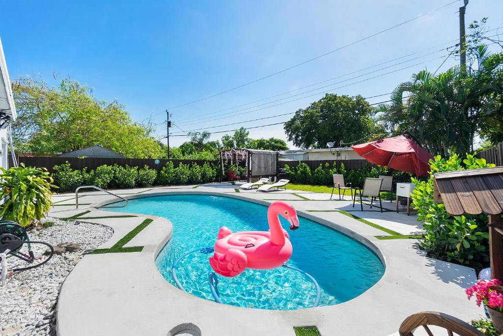 North Andrews Gardens House | Home away from home mins to the Beaach/ POOL