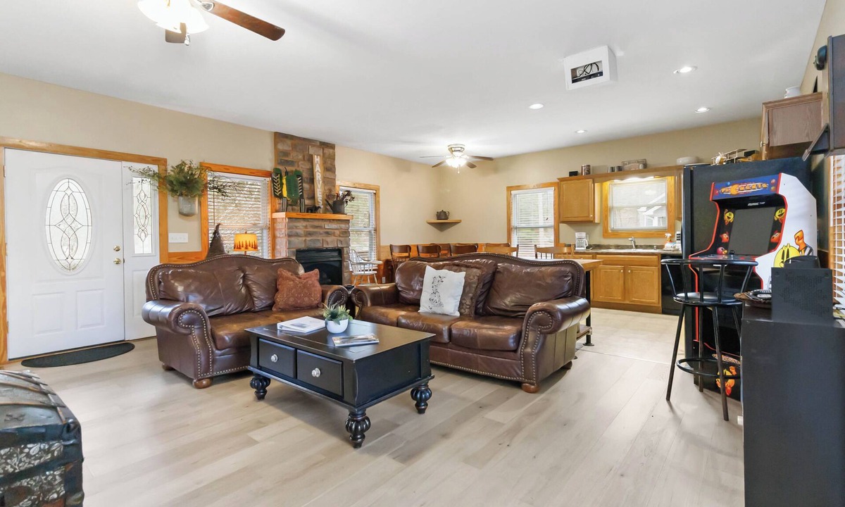 Sloans Valley House | Home Away From Home 25R- Fun, Lake Cumberland, Golf Carts, Pickleball, Pool