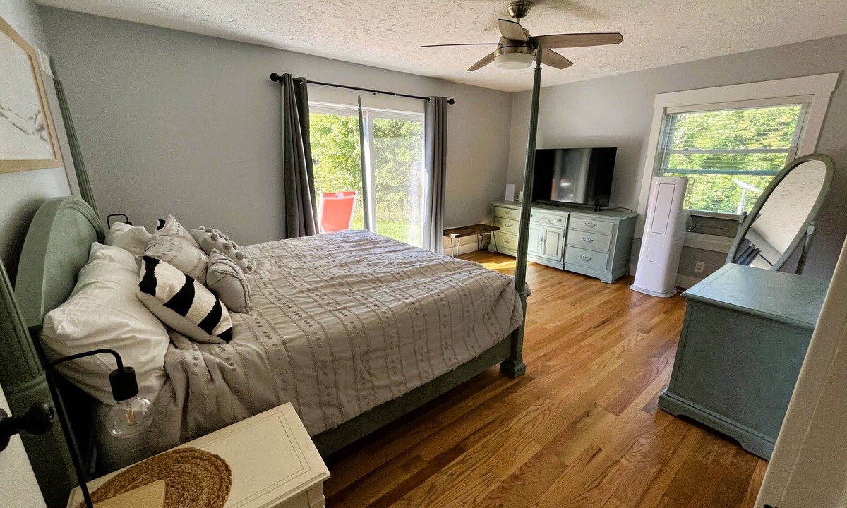 Suttons Bay House | Home north of Suttons Bay. Game room, arcade games, Grill, Fire pit. Dog ok