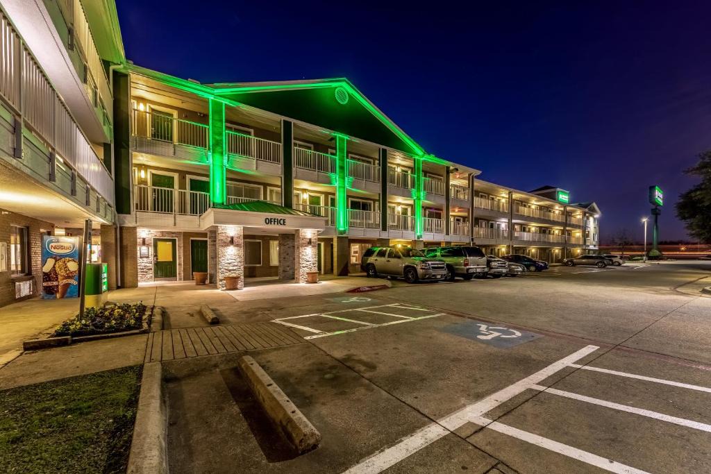 Mesquite Hotel | HomeTowne Studios by Red Roof Dallas - Mesquite