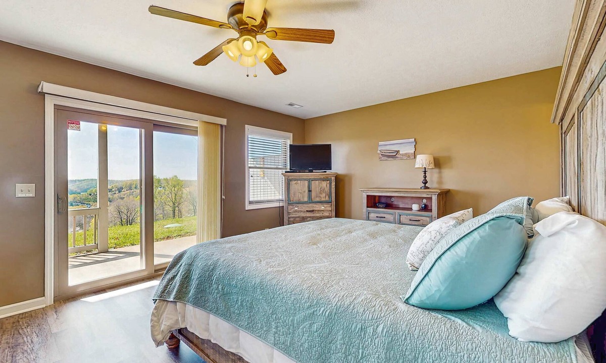 La Follette Condo | Homey Lakeview Condo, Sleeps 10・Pool/Tennis Access