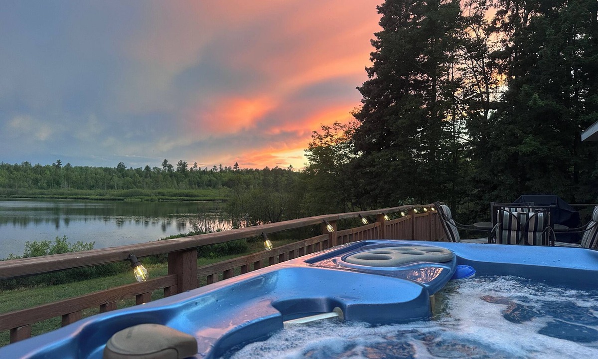 Christmas House | Hot tub*beautiful views*lakefront*close to PRNL