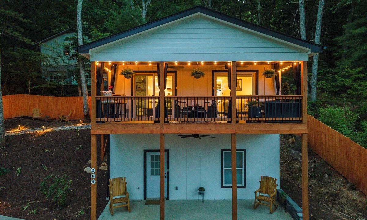 Leicester House | Hot tub, Deck, Fire Pit, Cozy Couples Spot
