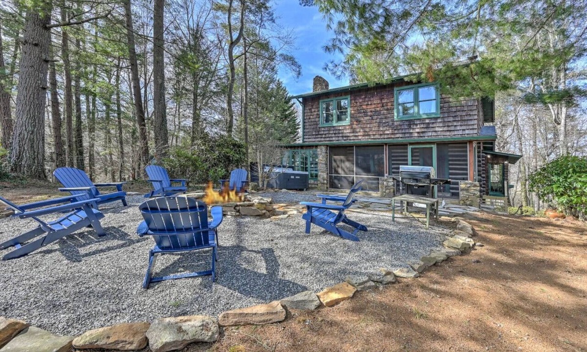 Leicester House | Hot Tub Game Room Kids' Art Studio Large Fire Pit