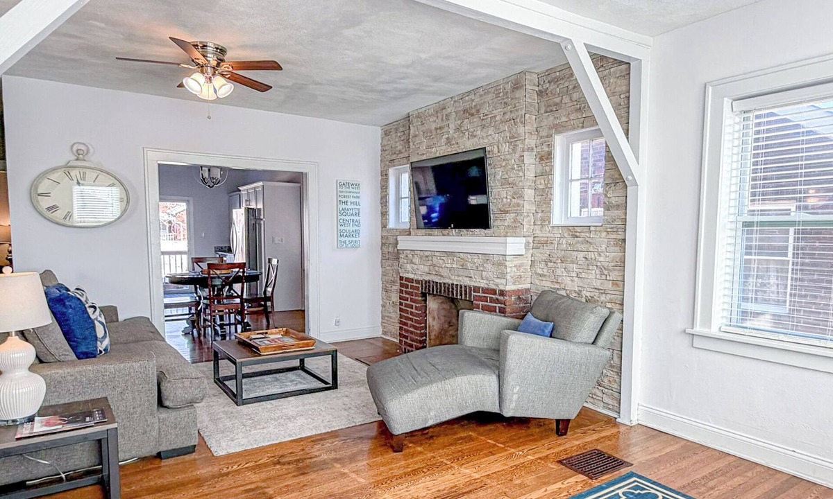 Tower Grove South House | Hot Tub ☆ New Renovated ☆ Massage Shower ☆ Yard