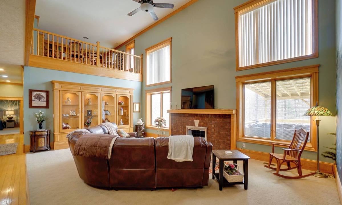 McArthur House | Hot Tub & Private Pond! Spacious McArthur Home