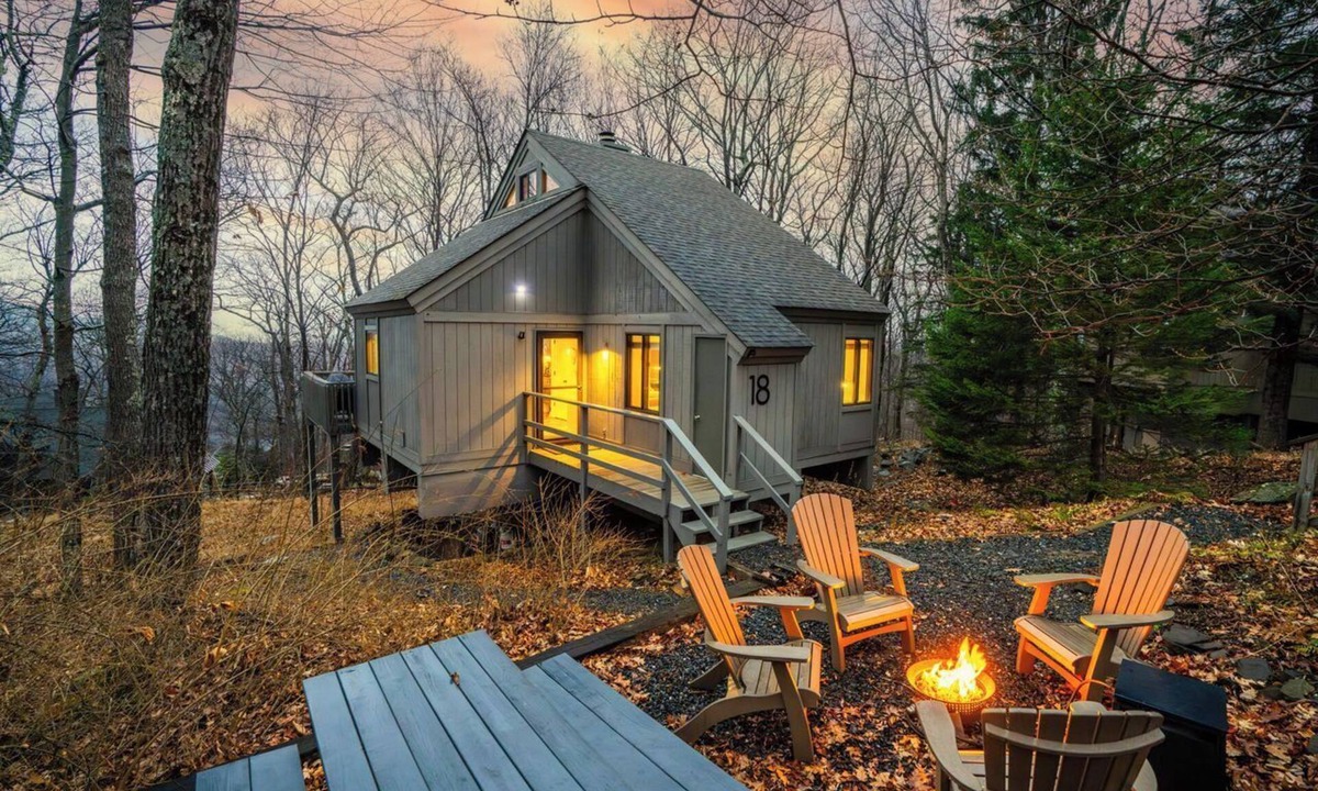 Wintergreen Cottage | Hot Tub! Walk 2 min to Ski or Hike, 2 Firepits! Pet Friendly! 5 Star Hosts!