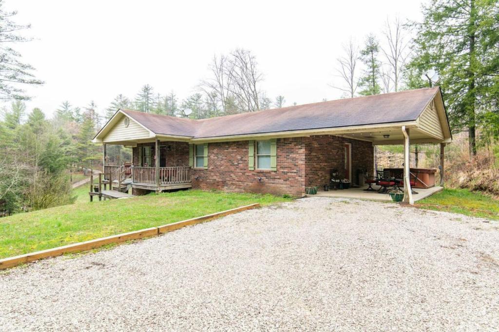 Pine Ridge House | Hot Tub & WiFi -Carrie's Cottage - Red River Gorge