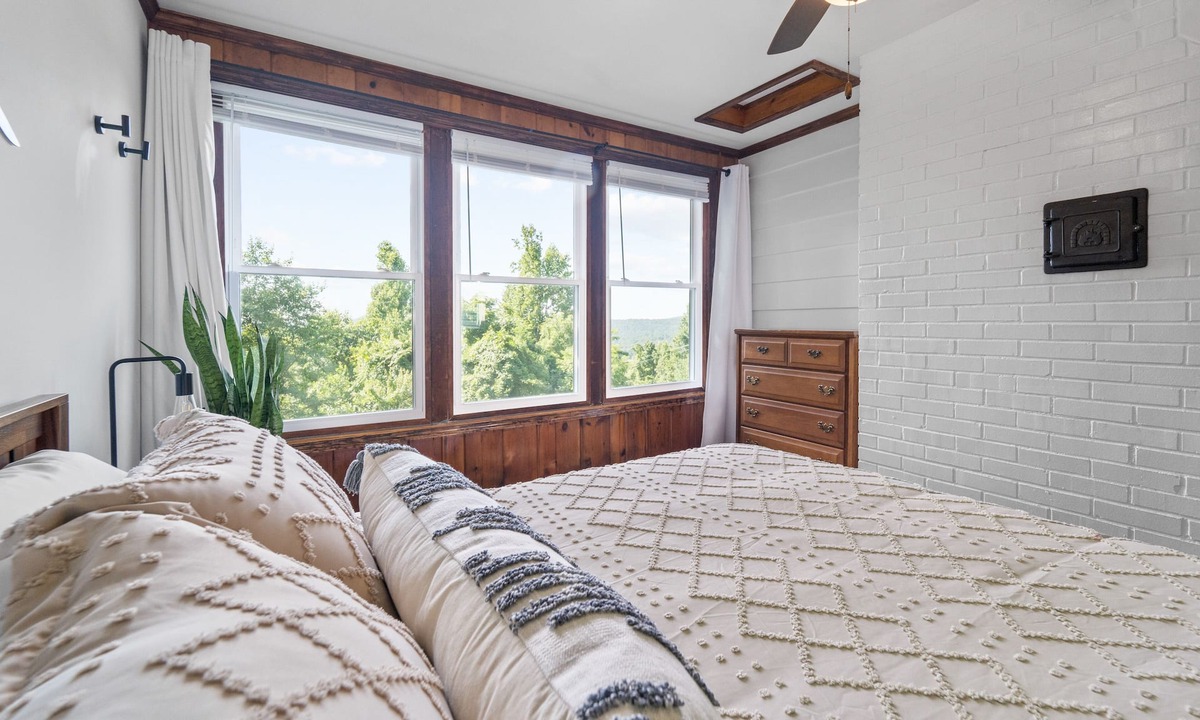 Linden House | Hottub + Pet friendly + Mountain view + Skyline Dr + Wineries