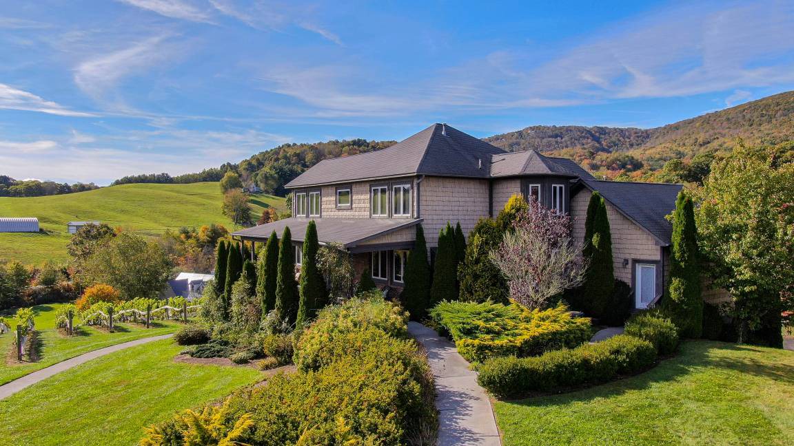 Banner Elk House | House ∙ 8 bedrooms ∙ 16 guests