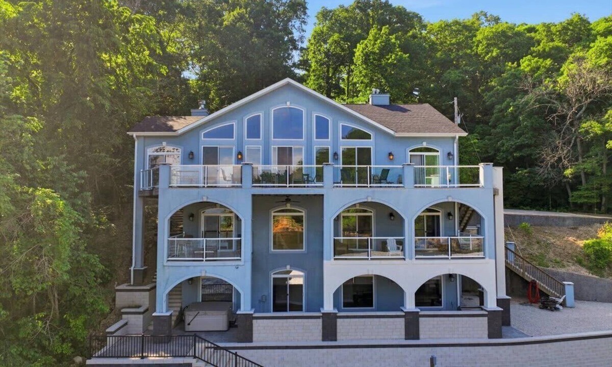 Camdenton House | Huge 6 Bd Home Entire Cove! Hot Tub,Dock, GOLF SIM