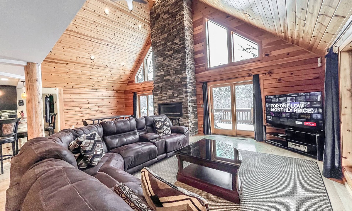 Mountainside House | Huge + Quiet + Hot Tub + Theatre Room