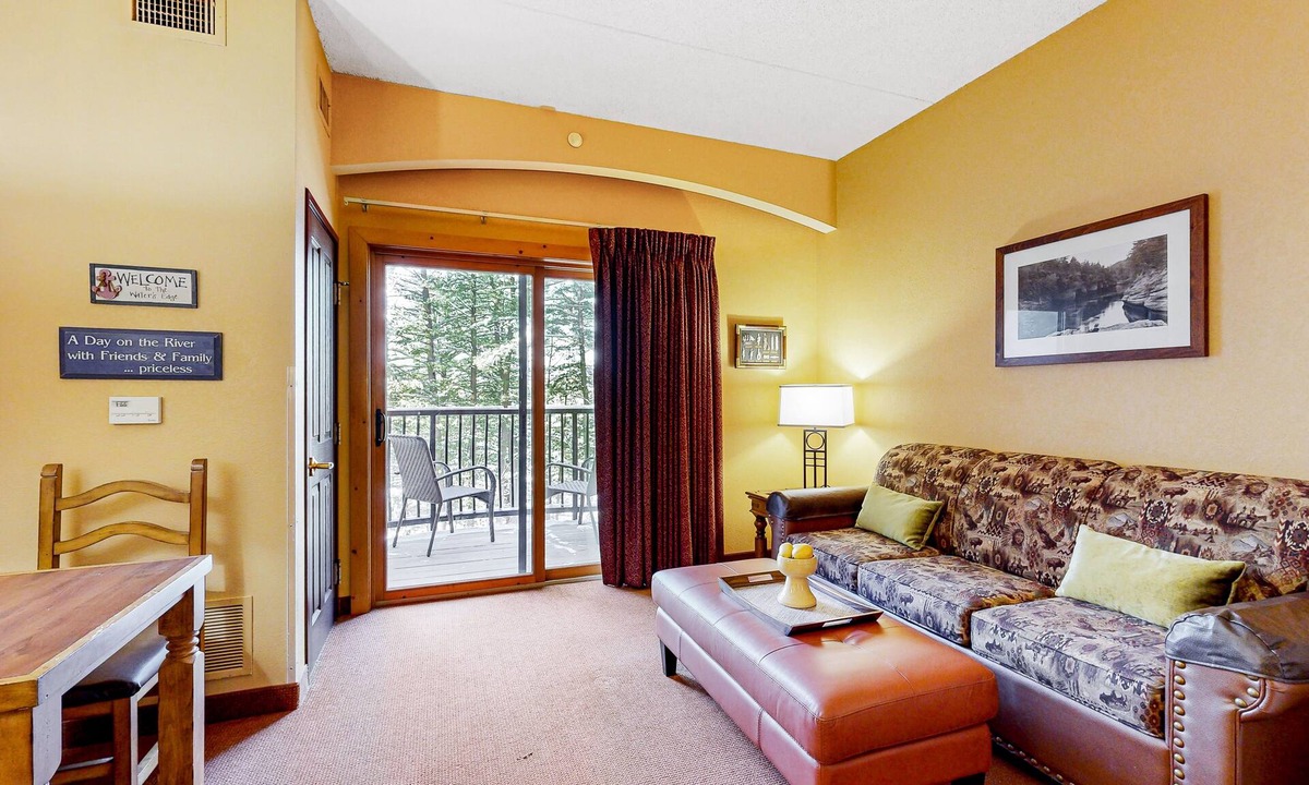 Wisconsin Dells Condo | Ideally located condo with scenic balcony, on-site golf, & central AC
