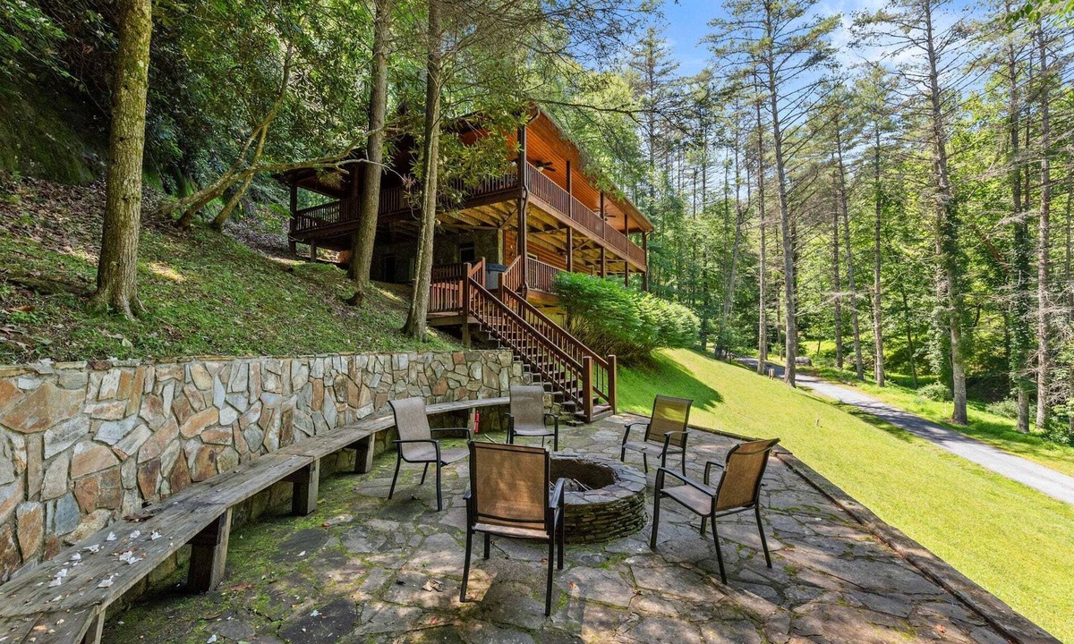Piney Creek Cabin | Indian Cave | Hot Tub Retreat with River Access | Close to Grayson Highlands