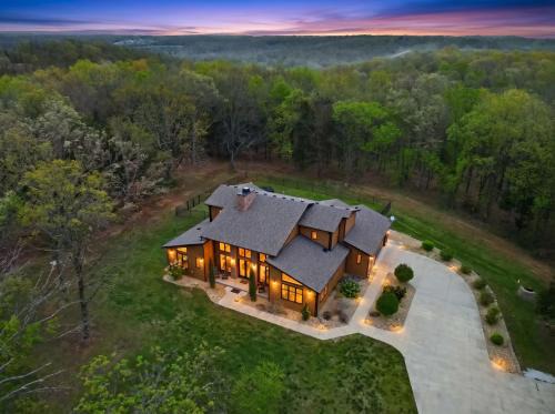 Elkland House | Indoor Park, 55 acres, Pickleball, Walking Trails! - Springfield MO
