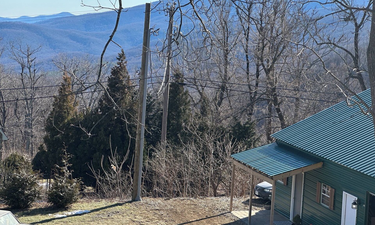 Afton Apartment | Inspiring Mtn Views, Cozy 1 Bdrm/Studio 1/4 mile to Shenandoah Pk, Dogs Welcome!