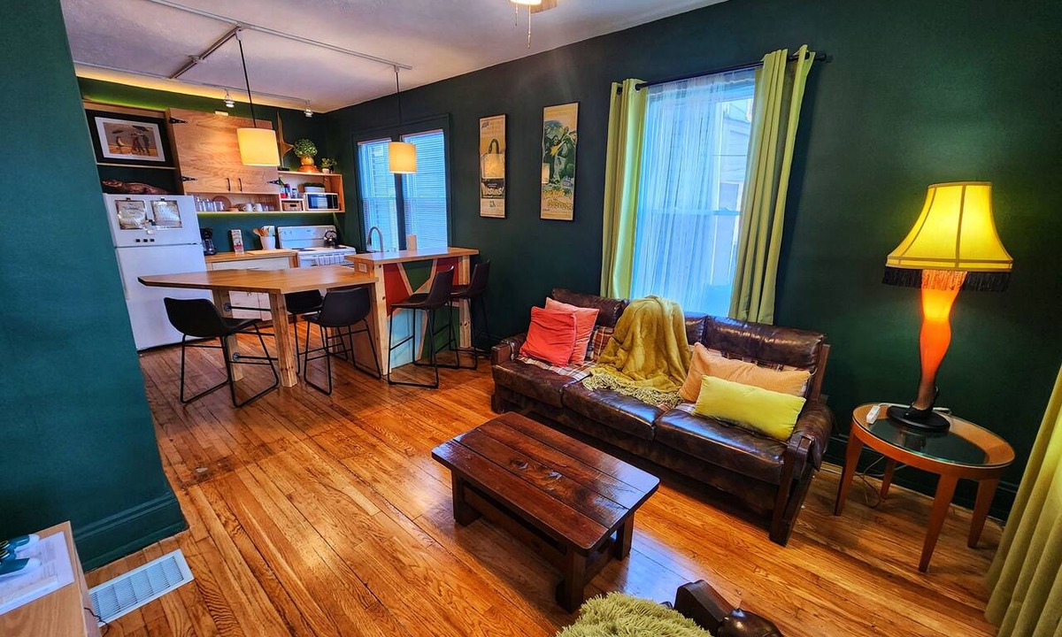 University Circle Apartment | Invidiosamente verde #3 *Family Run*