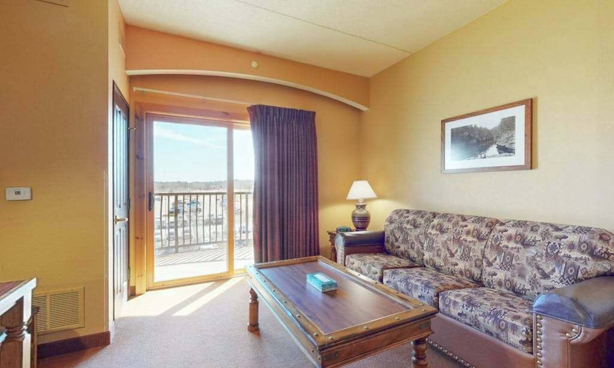Wisconsin Dells Apartment | Inviting studio + balcony, & Adventures