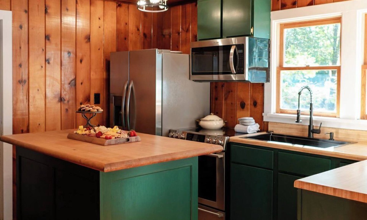 Ponshewaing Cottage | Island view Lake Cottage on Crooked Lake, best views!