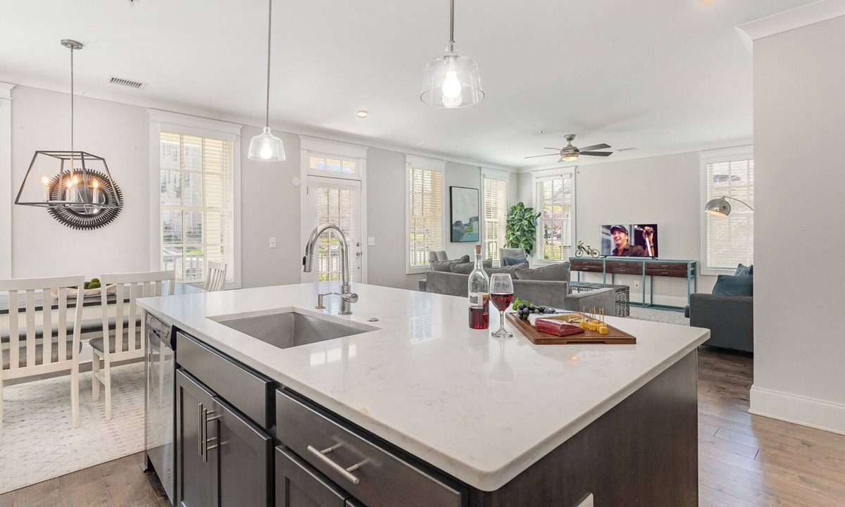 West End Cottage | Ivory - Private Porch - Walk to Centennial Park
