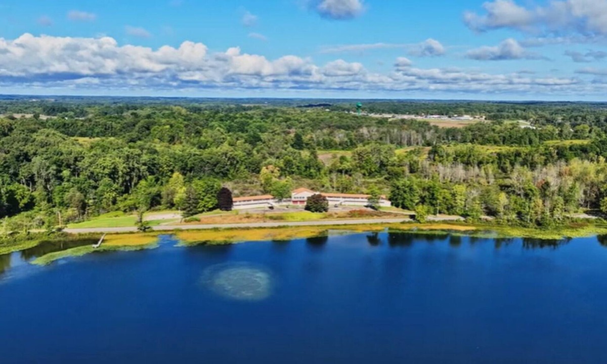 Angola Cabin | Jacuzzi Hot Tub in Main Bedroom! 1,000 Square Feet - Camp Fire - Kayaks & Bikes!