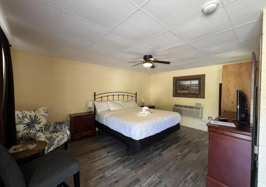 Mount Ida Hotel | JI6 - JI6, King Guest Room at the Joplin Inn