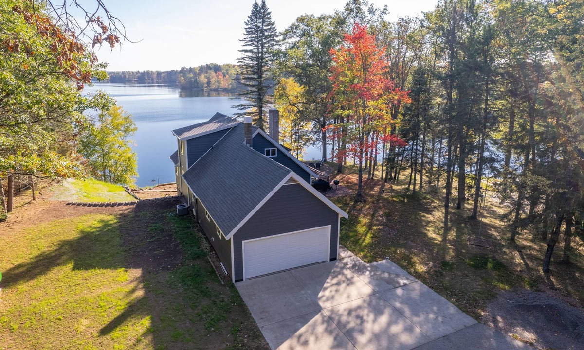 Crystal Falls House | JJ's Lakeside Hideaway: A Winter Retreat for Snowmobile Adventures