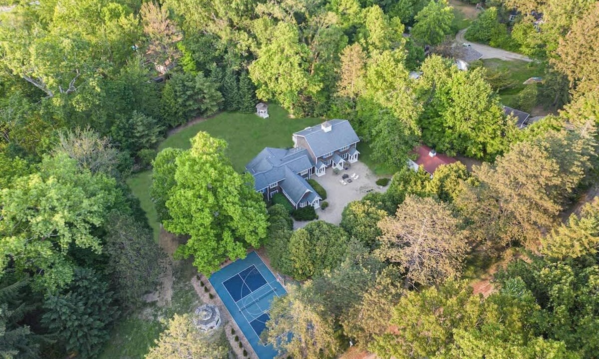Harbert House | Juniper Presents: 2-Acres Rabbit Run, HotTub, Pickleball&BB, Game Room, Firepit