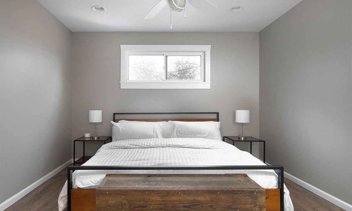 Ward Parkway House | King Bed & 2.5 baths * Google Fiber * BBQ*