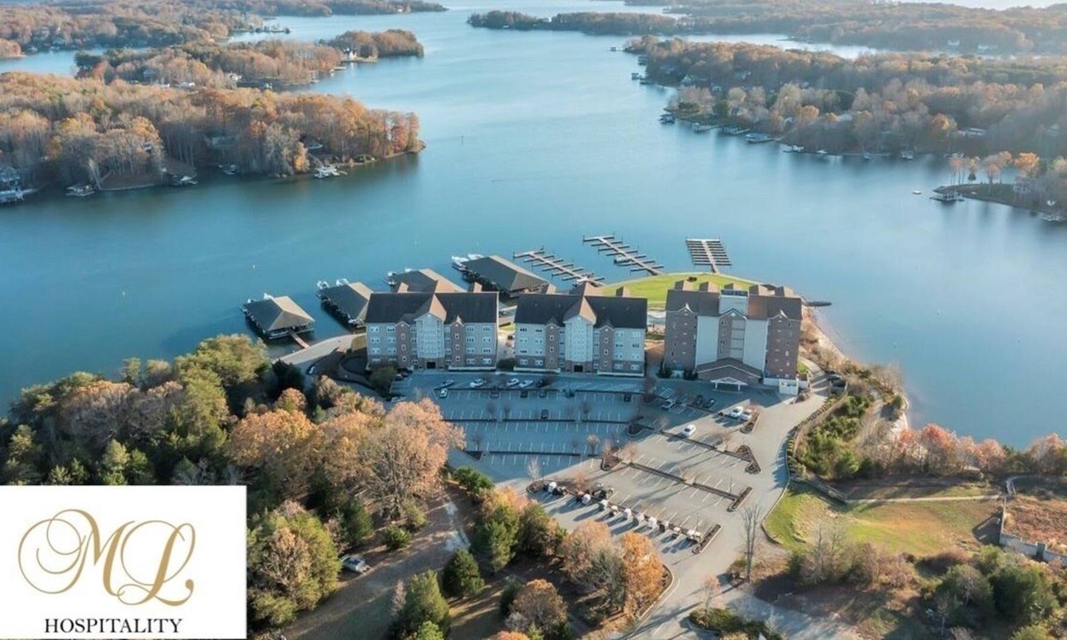 Smith Mountain Lake Resort | King bed corner studio Mariners Resort w/ Amenities indoor pool