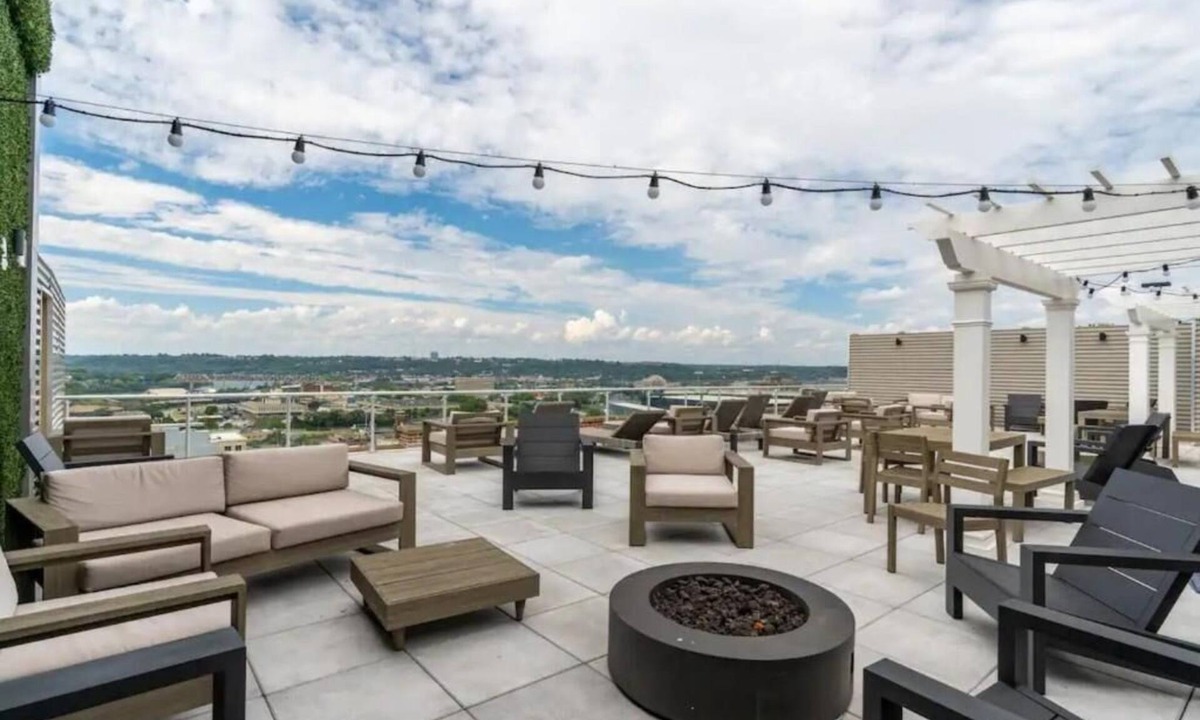 Mount Auburn Apartment | King Bed, Free Parking, Walk to Bengals, Red, Business District. Duke Conv Ctr