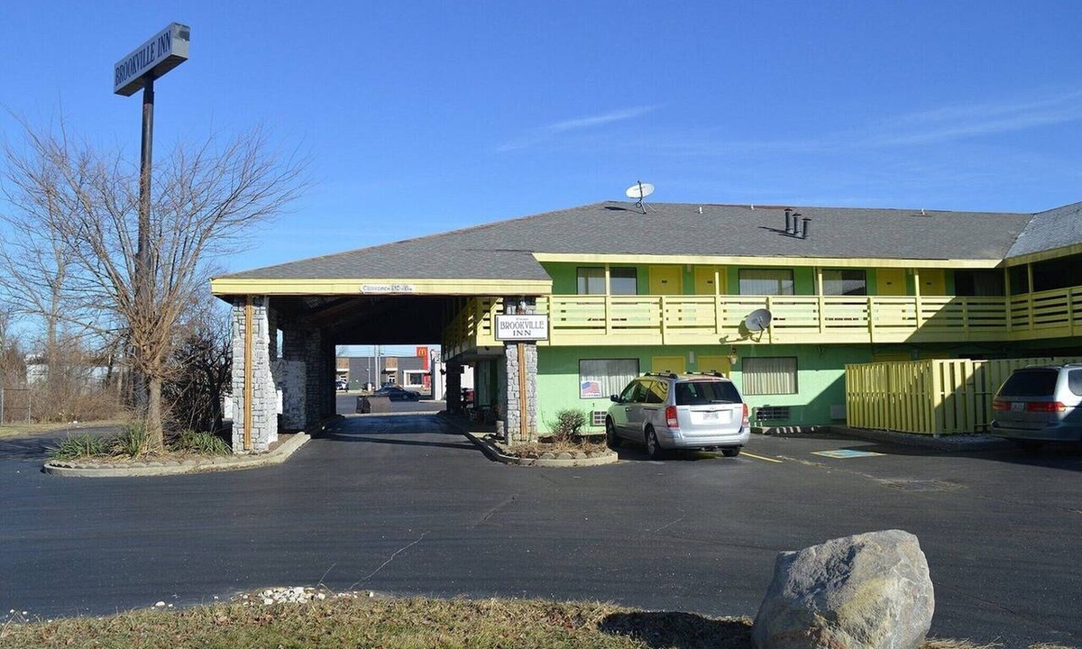 Brookville Apartment | King Bed Non-Smoking