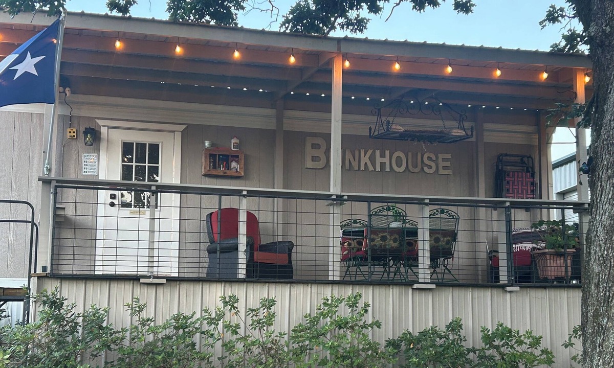 Winnsboro House | King Bed, Pet Friendly, BBQ Pit, Fire Pit, Full Kitchen, Smart TV’s