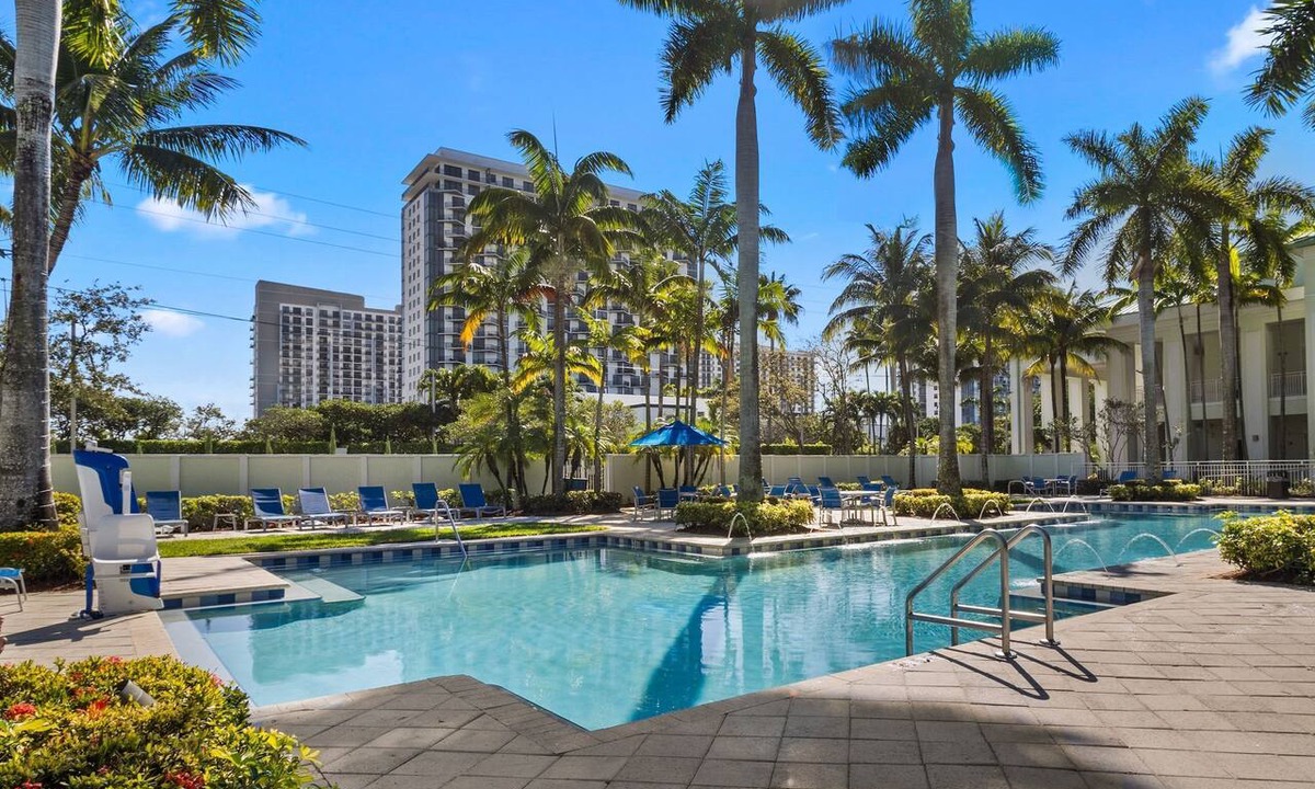 Doral Apartment | King Studio Suite w/Kitchen & Jetted Tub + Spa