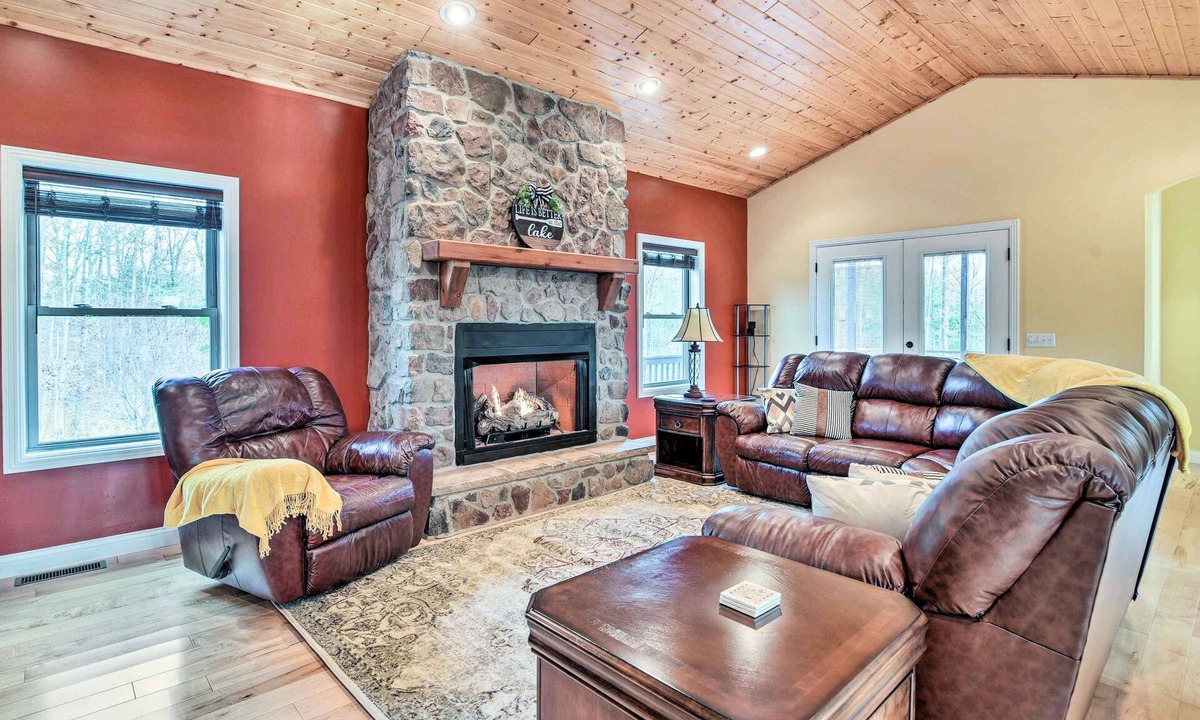 Burkesville House | King Suite Haven Near Dale Hollow Lake & Boat Slip