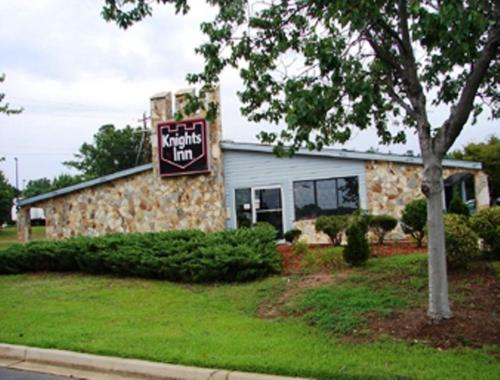 Seven Oaks Hotel | Knights Inn - Columbia