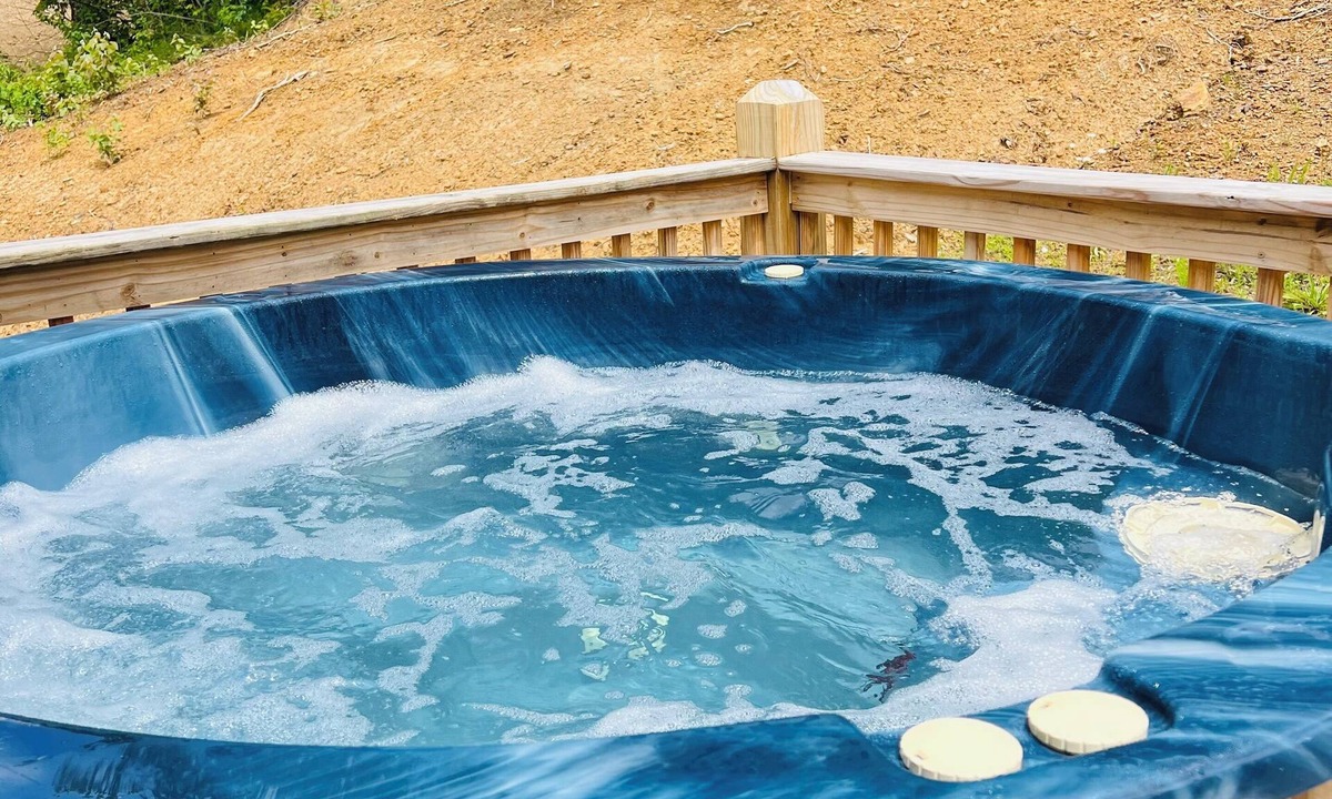 Pine Ridge Cabin | KNOTTY PINE Cozy Cabin in RRG Hot Tub Fireplace Pet Friendly