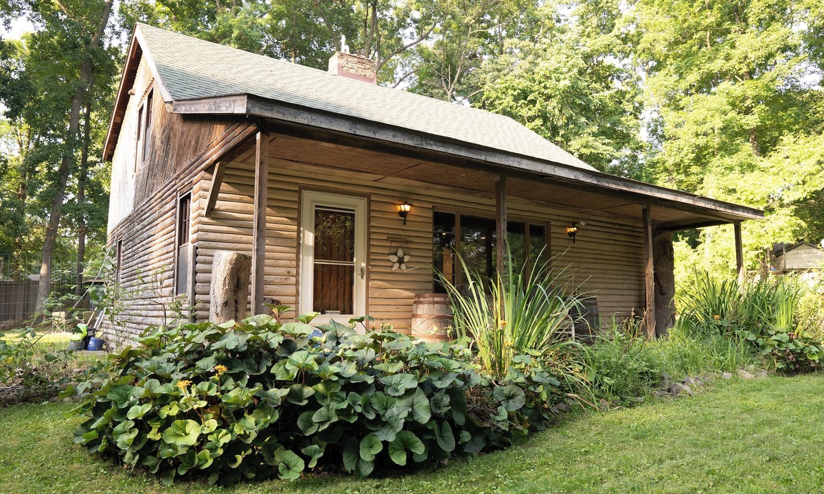 Ann Arbor Cabin | Kozy Kabin Retreat in Ann Arbor with Huge Yard to Unwind!