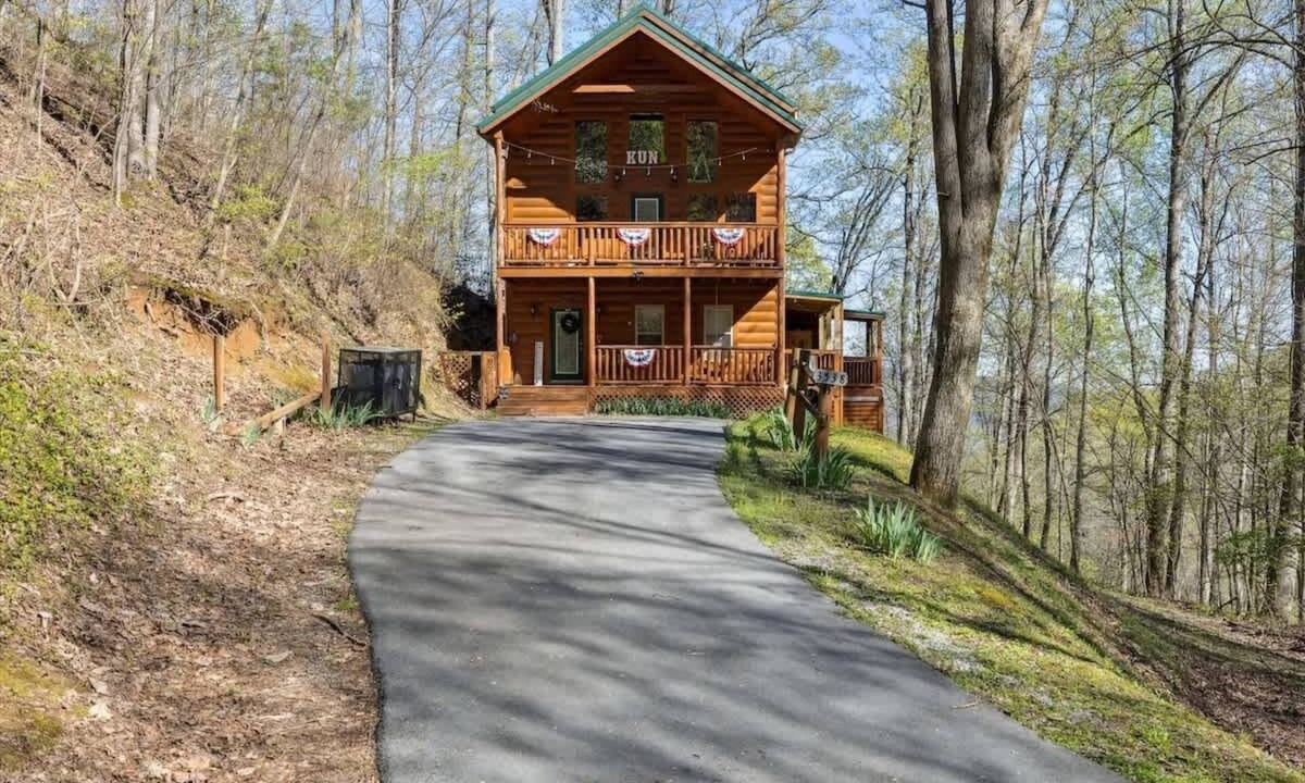 Smoky Mountains Cabin | KunTree Cabin by Beyond Expectations: 3BR Cabin w/Hot Tub, Sauna & Pool Table