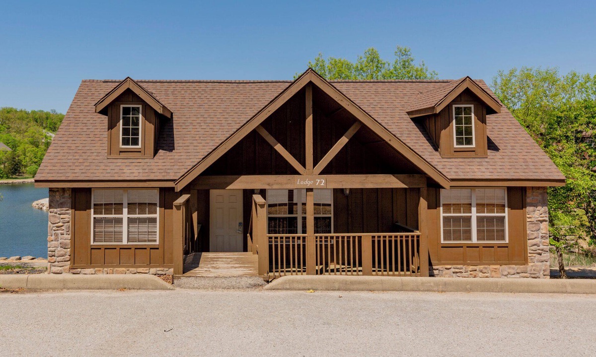 Reeds Spring Cabin | L072, 2Br, 2Ba, Sleep 8+, 2King,1 Bunk,1Qn Slpr,1 Crib