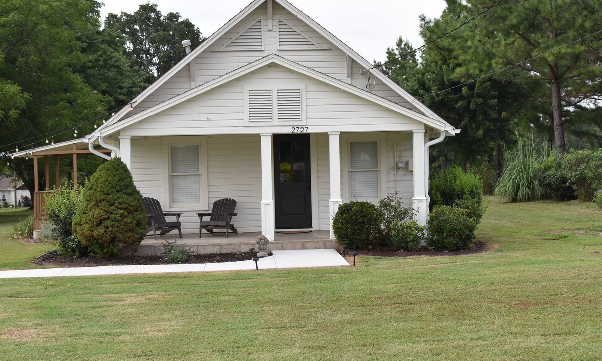 Rogers House | La Ferme - french for country farmhouse 3BR/1BA in Rogers.